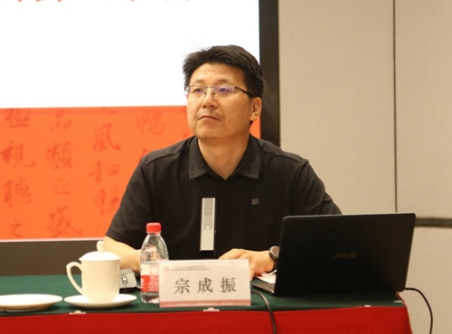 006 中国教育学会书法教育专业委员会秘书长宗成振主持会议_500.jpg