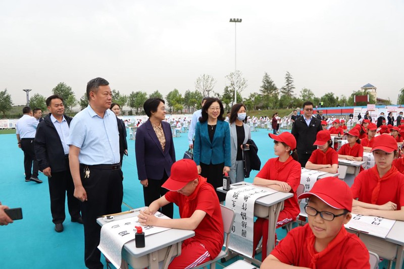 毛杰一行观看书法教育教学成果现场书写展示活动_800.jpg