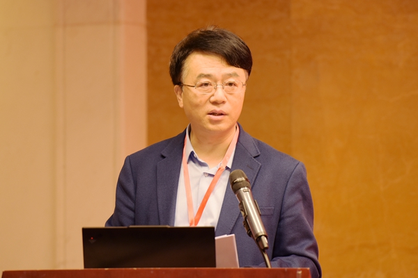 4张劲松秘书长对新一届理事会构成情况进行说明_600.jpg