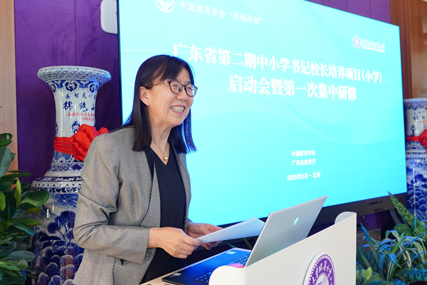 3.中国教育学会副秘书长罗滨介绍导师团队_600.jpg