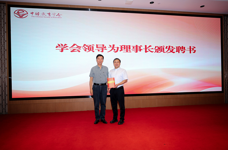 李天顺常务副会长为谭永平理事长颁发聘书_800.jpg