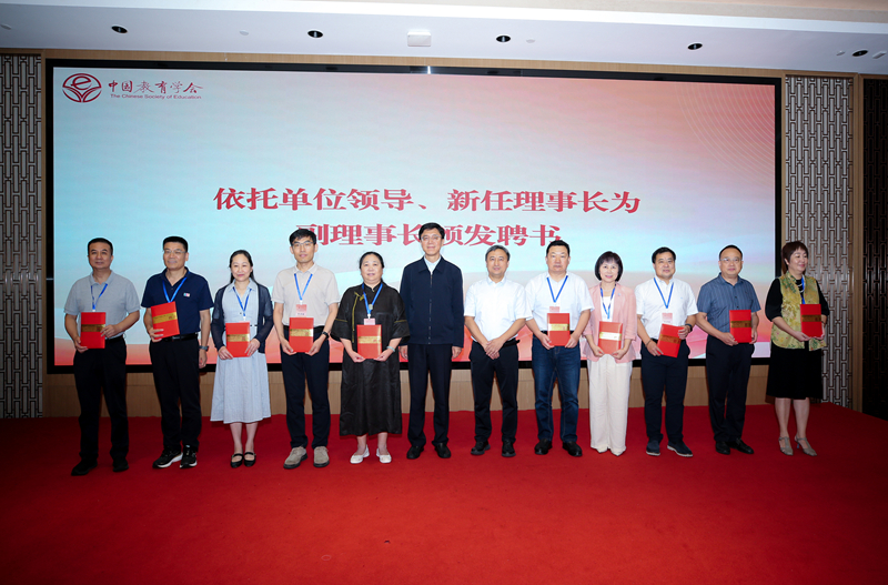 马嘉宾总编辑、谭永平理事长为副理事长颁发聘书_800.jpg