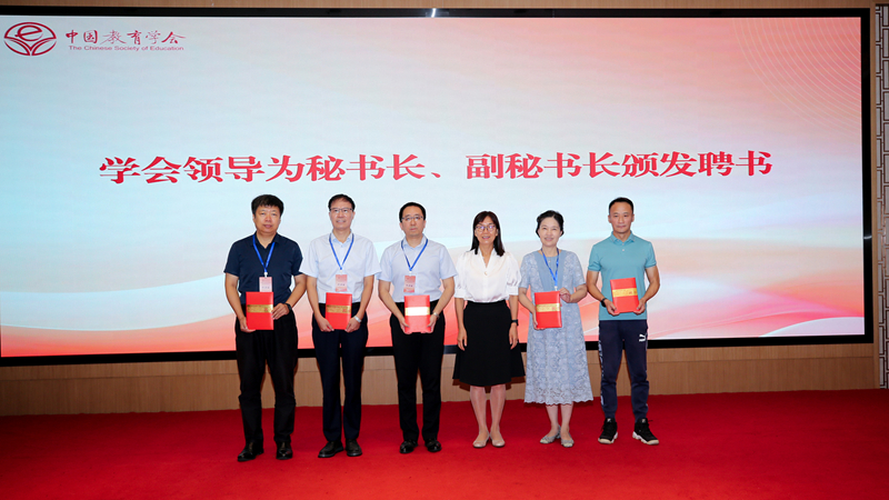 罗滨副秘书长为秘书长、副秘书长颁发聘书_800.jpg