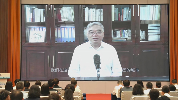朱永新发表致辞_600.jpg