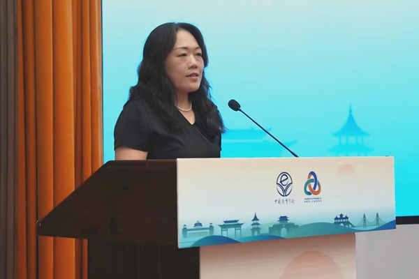 王丽君介绍第四届理事会构成情况_600.jpg