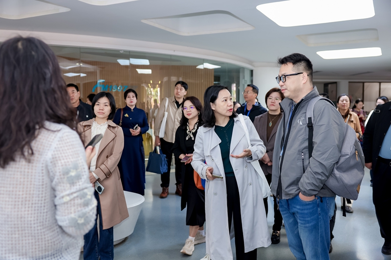 1762829603939810.jpg 8 学员参观锡山高级中学_800.jpg