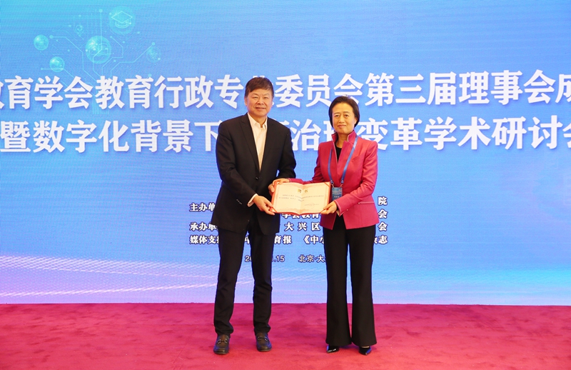 1764812553719987.jpg 陈明庆为陈丽萍颁发聘书_800.jpg