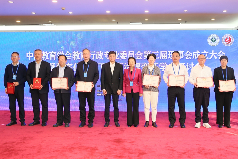 1764812563182047.jpg 颁发聘书合影合影_800.jpg