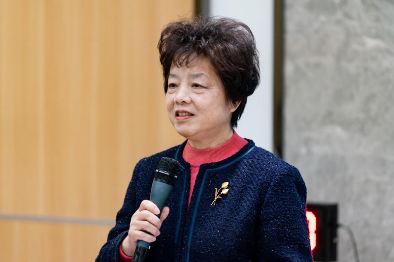 图9 上海市教育学会秘书长朱蕾.jpg