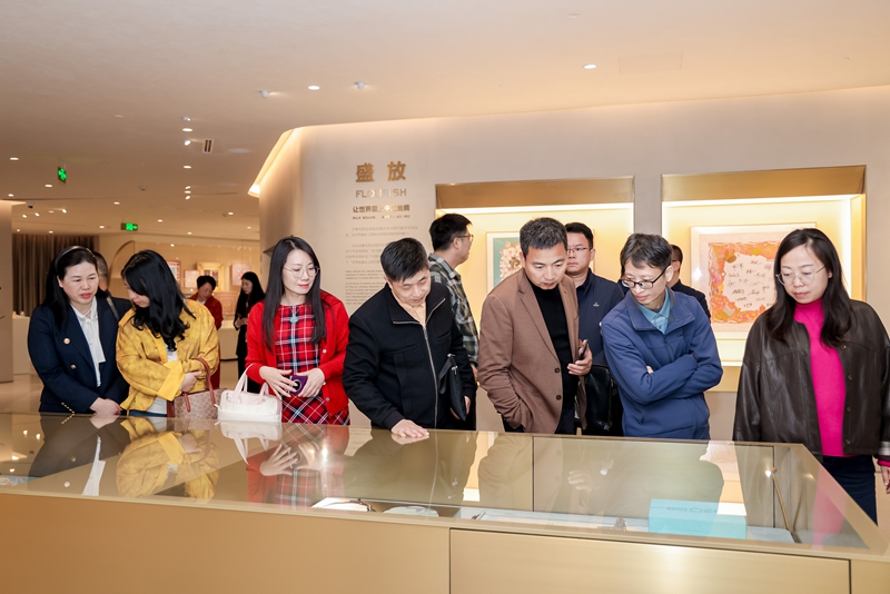 学员走进万事利丝绸科创中心（2）.jpg