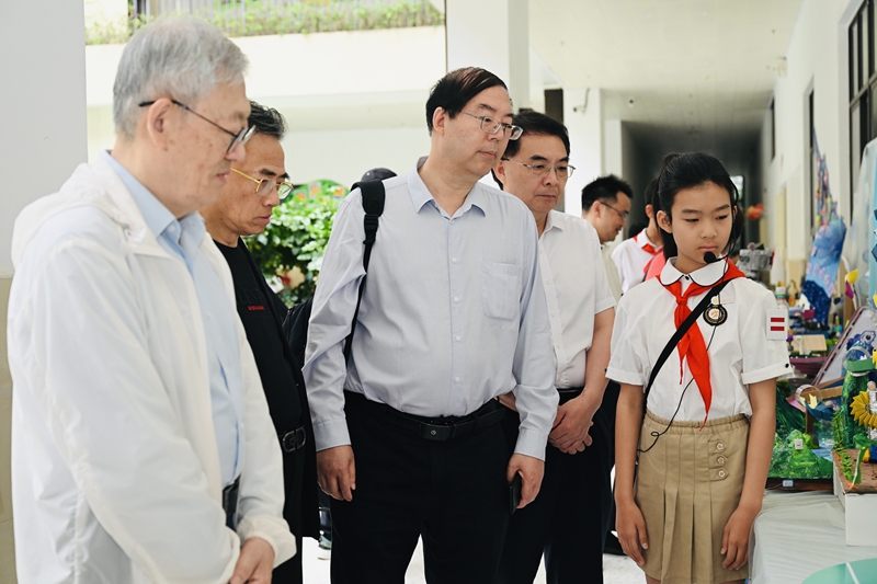 1784078813755896.jpg 12.参观学生照片1.jpg
