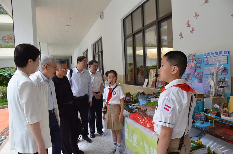 1784078819491002.jpg 12.参观学生作品展4.jpg